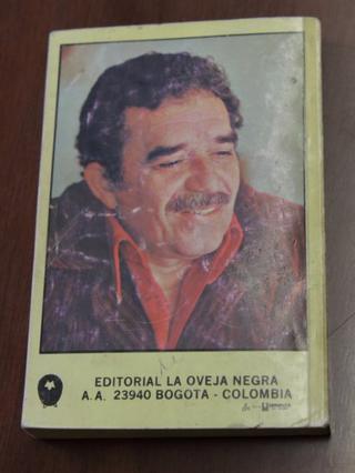 Contraportada de la edición de Oveja Negra en Colombia.