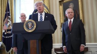 Mista Trump tare da Jeff Sessions a lokacin rantsar da shi a matsayin Alkalin Alkalan Amurka