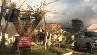 Ураганный мусор на Гранд-Терк на островах Теркс и Кайкос после урагана Ирма