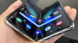 Galaxy Fold akıllı telefonların ekranı ortadan ikiye katlanıyor.
