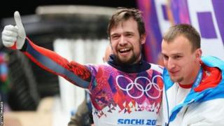 VĐV Nga Alexander Tretiakov giành huy chương vàng tại Thế vận hội Sochi trước khi bị IOC cấm tham gia Olympic suốt đời.