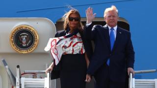 Perezida Donald Trump w'Amerika na Madamu we Melania Trump ubwo bageraga ku kibuga cy'indege Stansted kiri hafi y'umurwa mukuru London, bari mu ndege ya Air Force One