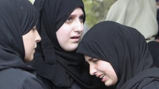 Relatives of Hudhayfa Salman mourn after his death in clashes with Israeli troops in Tulkarm (5 October 2015)