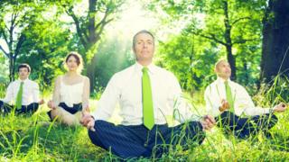 Empleados meditando.