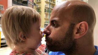Luca Trapanese y su hija Alba