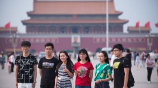 天安门广场上游览的年轻人脸上挂满笑容,关于”六四“的历史似乎已被淡忘
