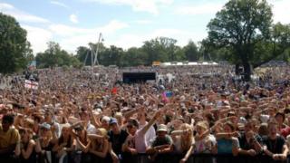 V Festival Crowds