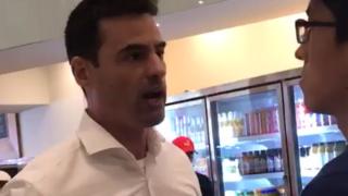 Aaron Schlossberg confrontando al gerente del restaurante.