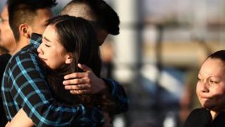 Dos personas se abrazan