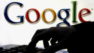 Женщина за клавиатурой с логотипом Google за