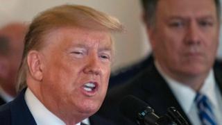 Donald Trump se dirige a la nación con Mike Pompeo detrás