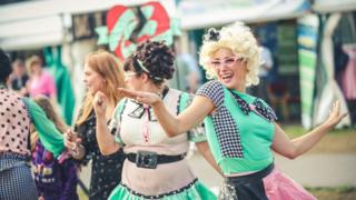 Theatr Stryd yn dawnsio // Dancers from the street theatre