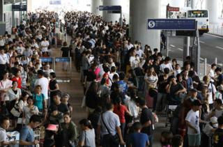 日本關西機場9月4日遭"飛燕"颱風侵襲,機場跑道和候機樓一樓被淹,機場關閉,導致近5000人滯留機場。