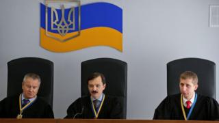 судді