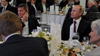 フリン氏(写真左)とプーチン大統領(同右)は2015年にモスクワで開かれた夕食会で隣り合って座った