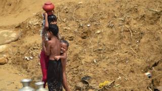 কক্সবাজারের উখিয়ায় বালুখালি ক্যাম্পে কয়েকটি রোহিঙ্গা শিশু গোসল করছে।