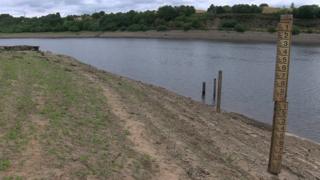 Низкий уровень воды в Вайохском водохранилище в Эдгворте близ Болтона