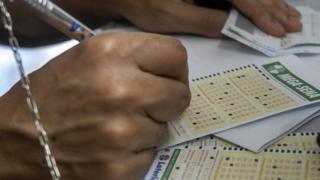 Pessoa risca números em aposta da Mega-Sena