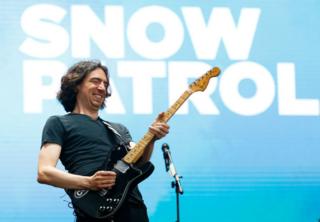 Gary Lightbody performing a Snow Patrol concert