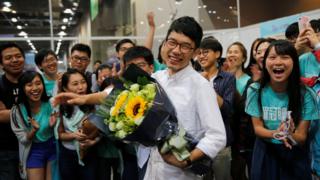 2014年の学生運動を指揮した羅冠聰(英語名ネイサン・ロー)さんの当選を祝う支持者たち(5日)