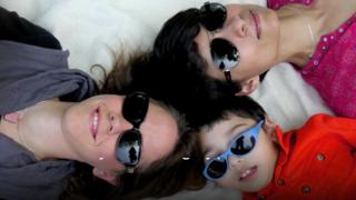 Elaan, Lynda y Natasha
