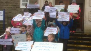 Protest tu allan i Gyngor Sir Gâr