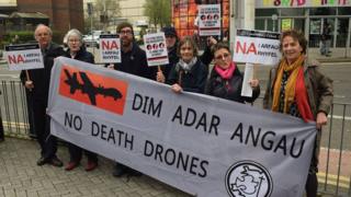 Protest Cymdeithas y Cymod yn erbyn ffair arfau Caerdydd yn 2017