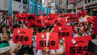 警方说,6月9日的游行人数最高峰为24万人,主办单位称参与游行人数为103万。