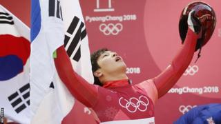 강원도청은 소속 선수인 스켈레톤 금메달리스트 윤성빈 선수에게 개별 포상금 지급을 고려하고 있는 것으로 알려졌다.