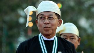 ဖေဖော်ဝါရီ ၁၂ ရက်နေ့က နေပြည်တော်က ပြည်ထောင်စုနေ့ အခမ်းအနားမှာ ဗိုလ်ချုပ်မှူးကြီး မင်းအောင်လှိုင်ကို တွေ့မြင်ရစဉ်