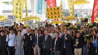 法院外聚集了大批占中三子和另外同样因为占中被控的六人的支持者。