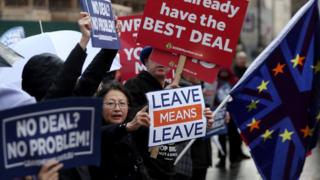 Проевропейский (ЕС) демонстрант, выступающий против Брексита (C), поддерживает анти-ЕС, выступающих за Брексит демонстрантов из группы кампании «Оставь средства в покое», поскольку все они протестуют перед зданием парламента в Лондоне 3 декабря 2018 года. | ||