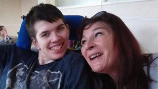 Alex Hill e sua mãe