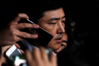 Ко Янг-тэ беседует с представителями средств массовой информации в прокуратуре, где он появился в связи с предполагаемым скандалом, связанным с распространением влияния, который произошел с Чой Сун-Силом 31 октября 2016 года в Сеуле, Южная Корея.