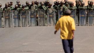 Soldados e manifestante