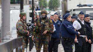 Policiais em cena de alerta de bomba em rua de compras de Bruxelas em 21 de junho de 2016