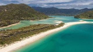 Imagem aérea da praia de Awaroa, feita em fevereiro de 2016