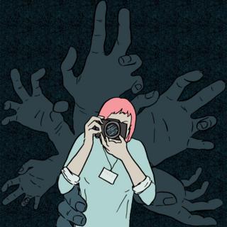 Fotografa con manos muy largas detrás de ella