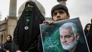 الاحتجاجات في إيران تحولت إلى حشود مناهضة للولايات المتحدة بعد مقتل قاسم سليماني