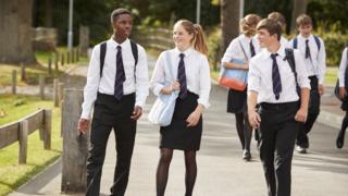 Jovens de uniforme