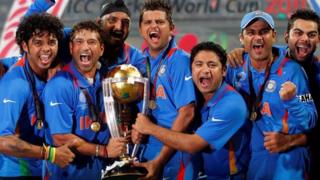 વર્ષ 2011માં વર્લ્ડ કપની જીત બાદ ટ્રૉફી સાથે સચીન સહિત અન્ય ભારતીય ખેલાડીઓ