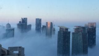 Rascacielos en la niebla