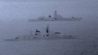 เรือ HMS St Albans (ด้านหน้า) คอยจับตาดูเรือ Admiral Gorshkov ขณะเข้าใกล้น่านน้ำสหราชอาณาจักร