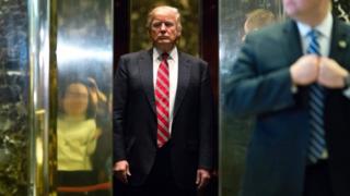 Дональд Трамп садится в лифт после сопровождения Мартина Лютера Кинга III в вестибюль после встреч в башне Трампа в Нью-Йорке