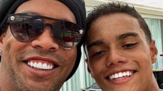 Ronaldinho, avec son fils, le jeune prodige Joao Mendes.