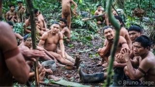Indios de tribus aisladas