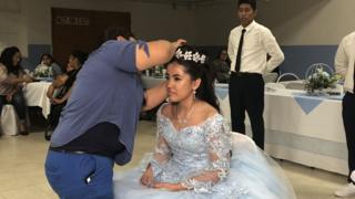Una de las madrinas de Mónica le pone una diadema.