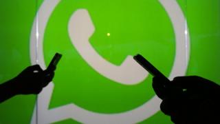 Dos personas usando WhatsApp