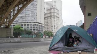 Família em barraca embaixo do viaduto Santa Ifigência, em São Paulo
