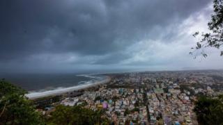 విశాఖపట్నం మీద కమ్ముకున్న దట్టమైన మేఘాలు